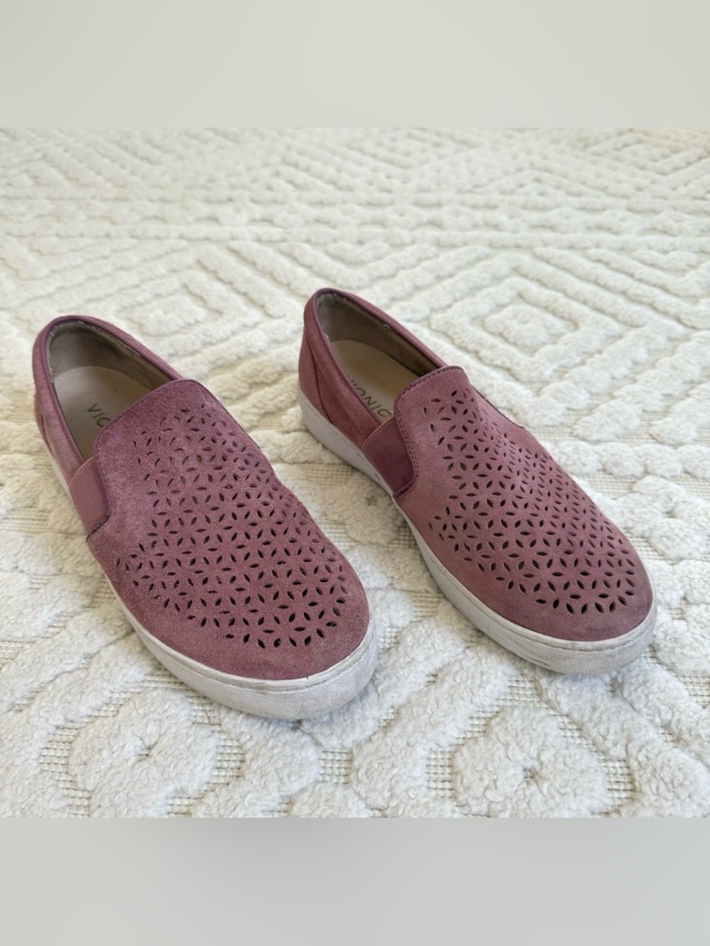 Vionic Kani Perforated Suede Slip On Sneakers Pink Orthotic Comfort 7.5 Walking